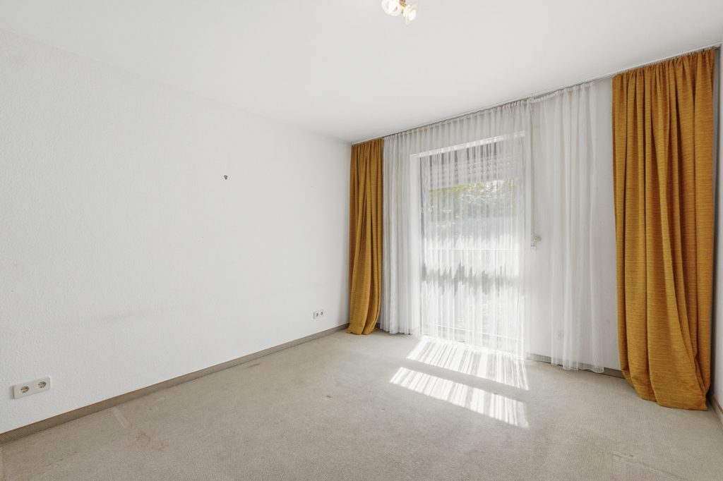 Gütelhöfer Immobilien - Immobilienangebot - Bonn / Hardtberg - Alle - Bezugsfreies Reihenmittelhaus mit Garten und KFZ-Stellplatz und viel Potenzial in Bonn-Hardtberg