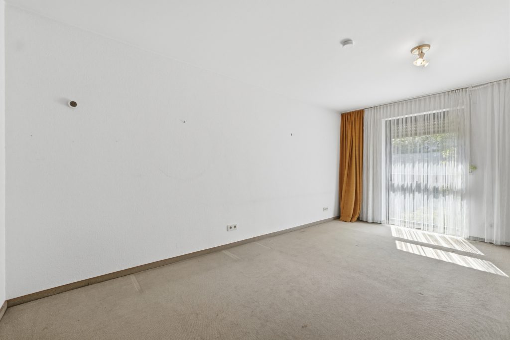 Gütelhöfer Immobilien - Immobilienangebot - Bonn / Hardtberg - Alle - Bezugsfreies Reihenmittelhaus mit Garten und KFZ-Stellplatz und viel Potenzial in Bonn-Hardtberg
