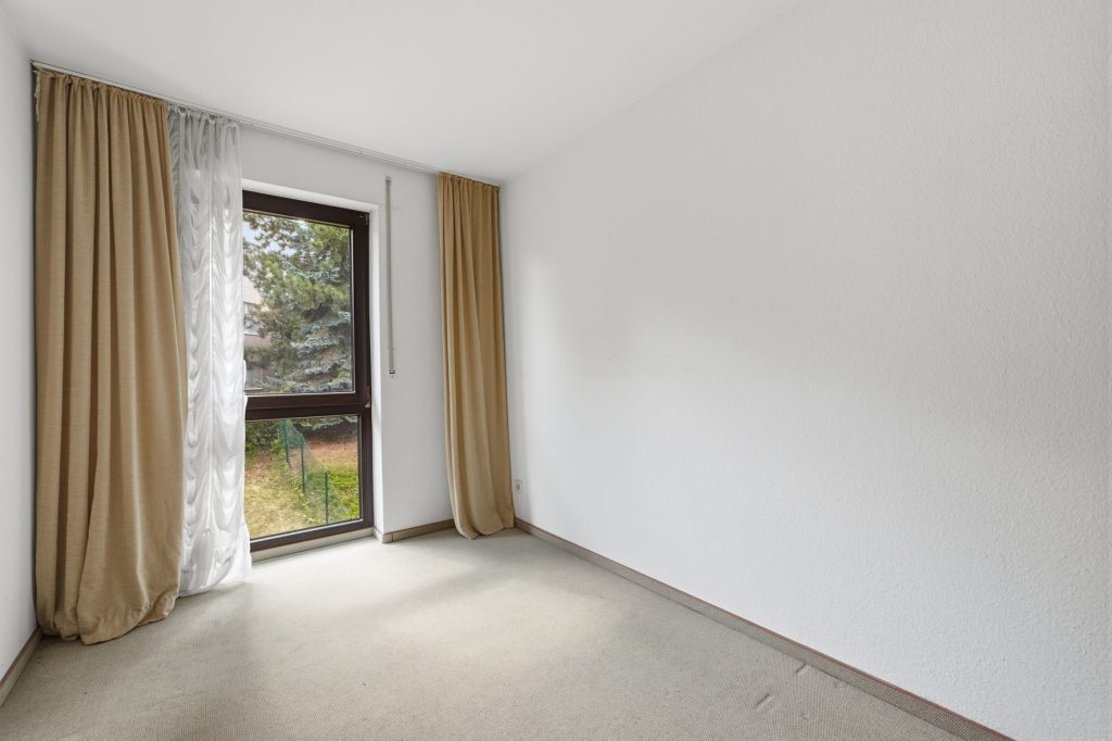 Gütelhöfer Immobilien - Immobilienangebot - Bonn / Hardtberg - Alle - Bezugsfreies Reihenmittelhaus mit Garten und KFZ-Stellplatz und viel Potenzial in Bonn-Hardtberg
