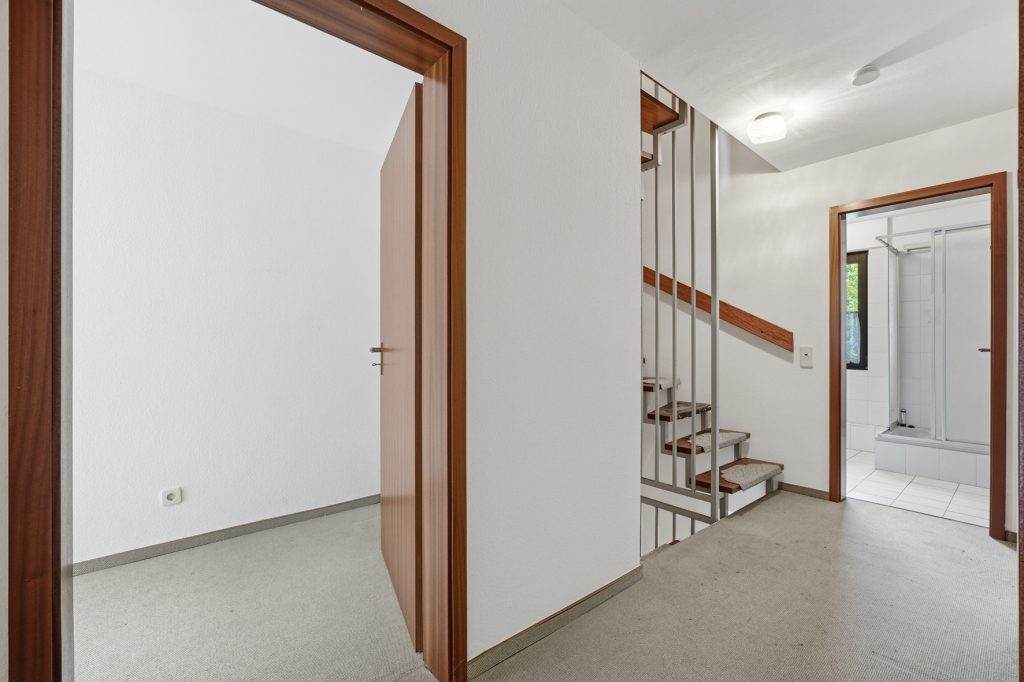 Gütelhöfer Immobilien - Immobilienangebot - Bonn / Hardtberg - Alle - Bezugsfreies Reihenmittelhaus mit Garten und KFZ-Stellplatz und viel Potenzial in Bonn-Hardtberg