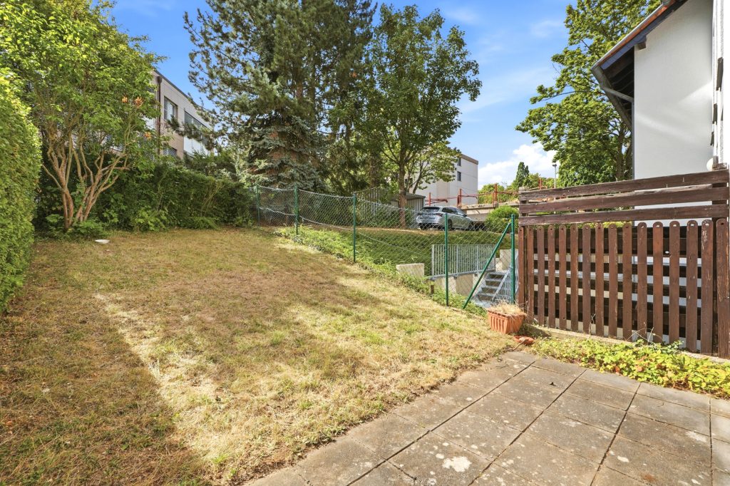 Gütelhöfer Immobilien - Immobilienangebot - Bonn / Hardtberg - Alle - Bezugsfreies Reihenmittelhaus mit Garten und KFZ-Stellplatz und viel Potenzial in Bonn-Hardtberg
