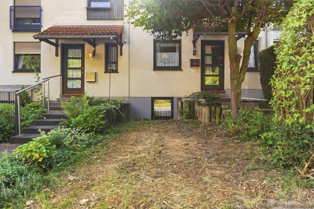 Gütelhöfer Immobilien - Immobilienangebot - Bonn / Hardtberg - Alle - Bezugsfreies Reihenmittelhaus mit Garten und KFZ-Stellplatz und viel Potenzial in Bonn-Hardtberg