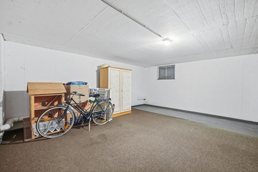 Gütelhöfer Immobilien - Immobilienangebot - Bonn / Hardtberg - Alle - Bezugsfreies Reihenmittelhaus mit Garten und KFZ-Stellplatz und viel Potenzial in Bonn-Hardtberg
