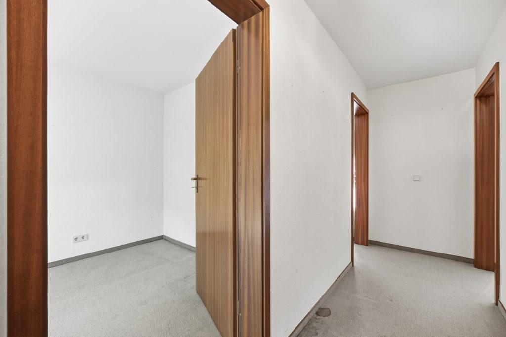 Gütelhöfer Immobilien - Immobilienangebot - Bonn / Hardtberg - Alle - Bezugsfreies Reihenmittelhaus mit Garten und KFZ-Stellplatz und viel Potenzial in Bonn-Hardtberg
