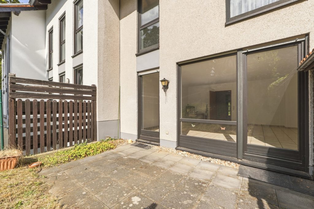Gütelhöfer Immobilien - Immobilienangebot - Bonn / Hardtberg - Alle - Bezugsfreies Reihenmittelhaus mit Garten und KFZ-Stellplatz und viel Potenzial in Bonn-Hardtberg