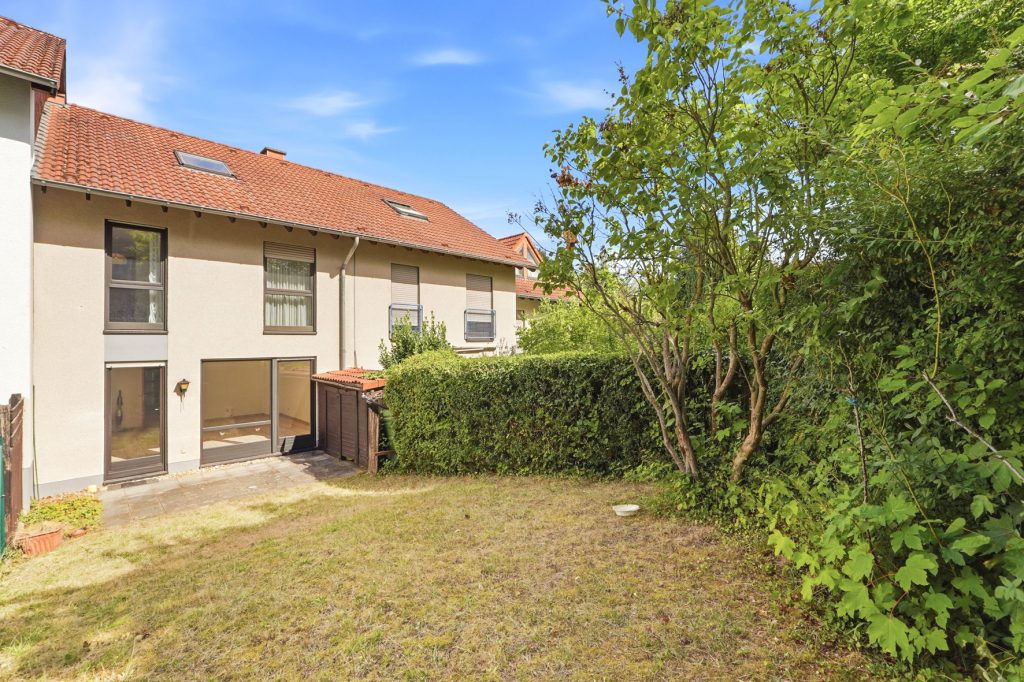 Gütelhöfer Immobilien - Immobilienangebot - Bonn / Hardtberg - Alle - Bezugsfreies Reihenmittelhaus mit Garten und KFZ-Stellplatz und viel Potenzial in Bonn-Hardtberg
