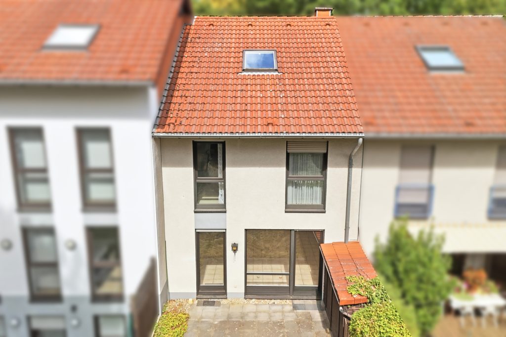 Gütelhöfer Immobilien - Immobilienangebot - Bonn / Hardtberg - Alle - Bezugsfreies Reihenmittelhaus mit Garten und KFZ-Stellplatz und viel Potenzial in Bonn-Hardtberg