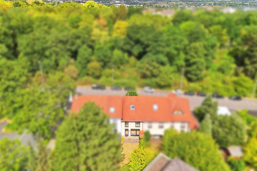 Gütelhöfer Immobilien - Immobilienangebot - Bonn / Hardtberg - Alle - Bezugsfreies Reihenmittelhaus mit Garten und KFZ-Stellplatz und viel Potenzial in Bonn-Hardtberg