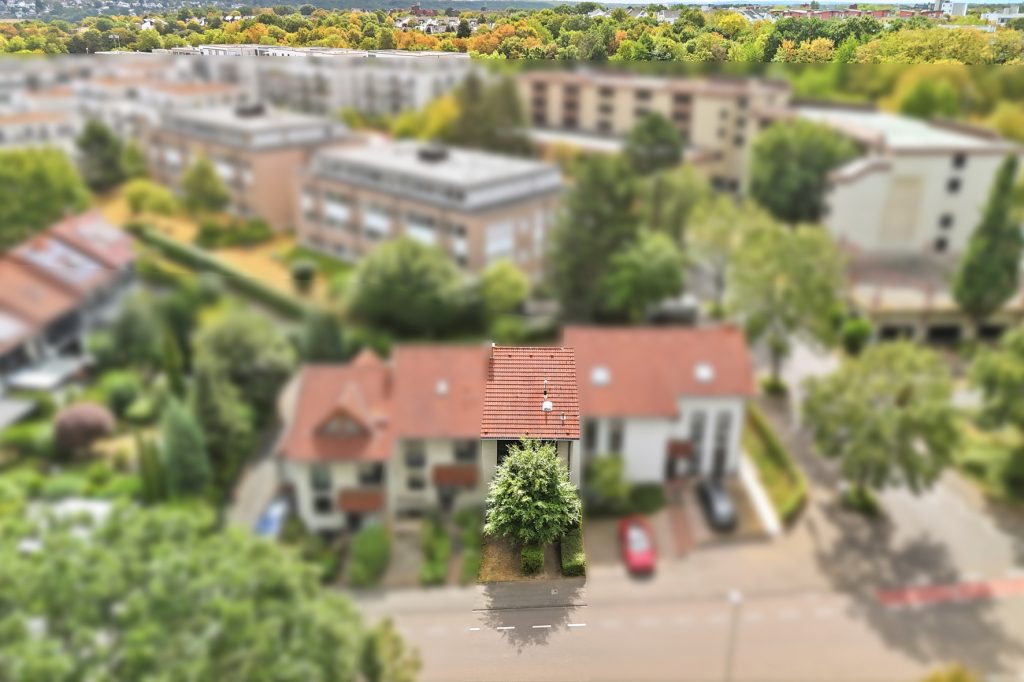 Gütelhöfer Immobilien - Immobilienangebot - Bonn / Hardtberg - Alle - Bezugsfreies Reihenmittelhaus mit Garten und KFZ-Stellplatz und viel Potenzial in Bonn-Hardtberg