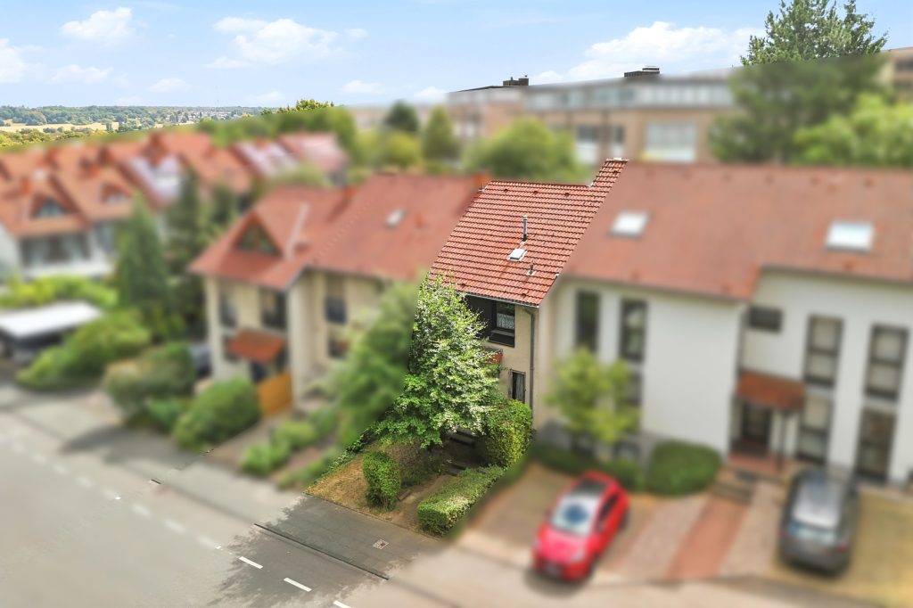Gütelhöfer Immobilien - Immobilienangebot - Bonn / Hardtberg - Alle - Bezugsfreies Reihenmittelhaus mit Garten und KFZ-Stellplatz und viel Potenzial in Bonn-Hardtberg