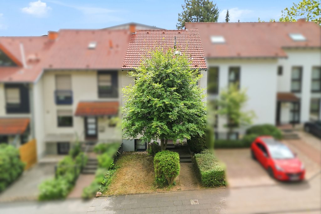 Gütelhöfer Immobilien - Immobilienangebot - Bonn / Hardtberg - Alle - Bezugsfreies Reihenmittelhaus mit Garten und KFZ-Stellplatz und viel Potenzial in Bonn-Hardtberg