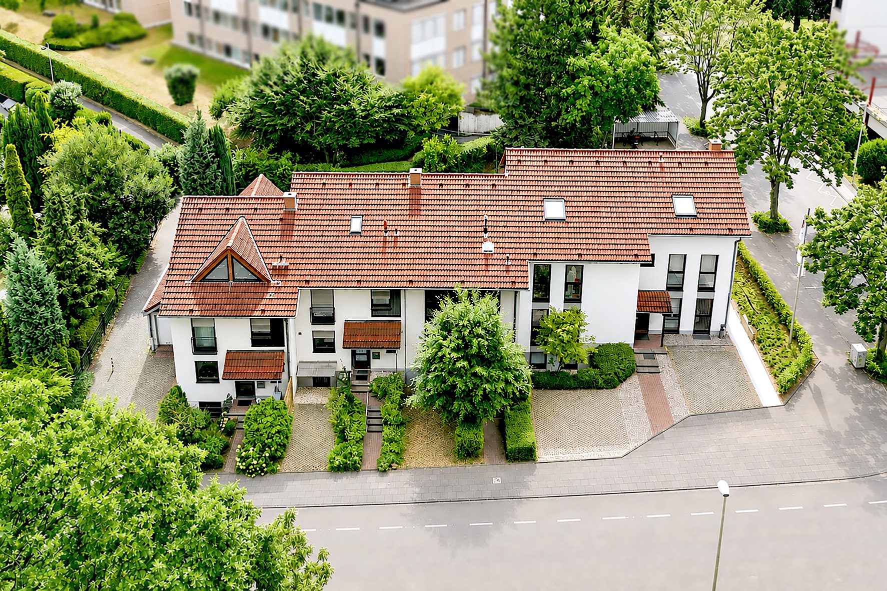 Gütelhöfer Immobilien - Immobilienangebot - Bonn / Hardtberg - Alle - Bezugsfreies Reihenmittelhaus mit Garten und KFZ-Stellplatz und viel Potenzial in Bonn-Hardtberg