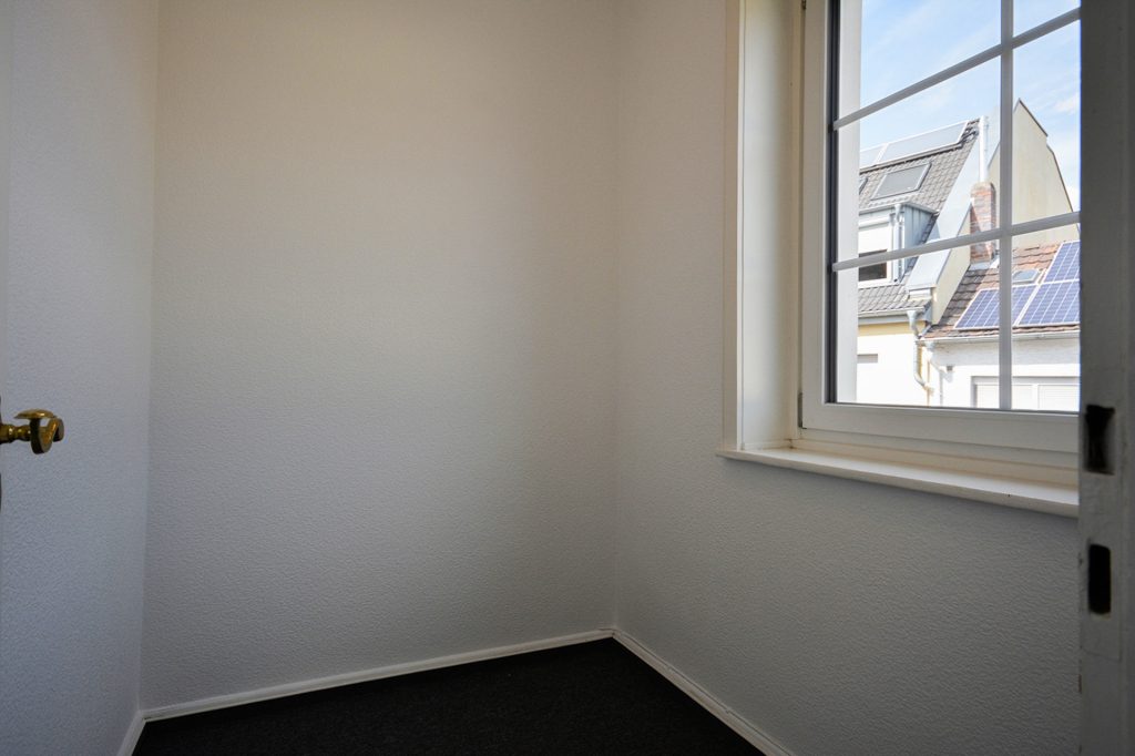 Gütelhöfer Immobilien - Immobilienangebot - Alfter - Alle - Helles Wohngefühl auf 82 m²! Renovierte 2-Zimmer-Wohnung mit PKW-Stellplatz in zentraler Lage