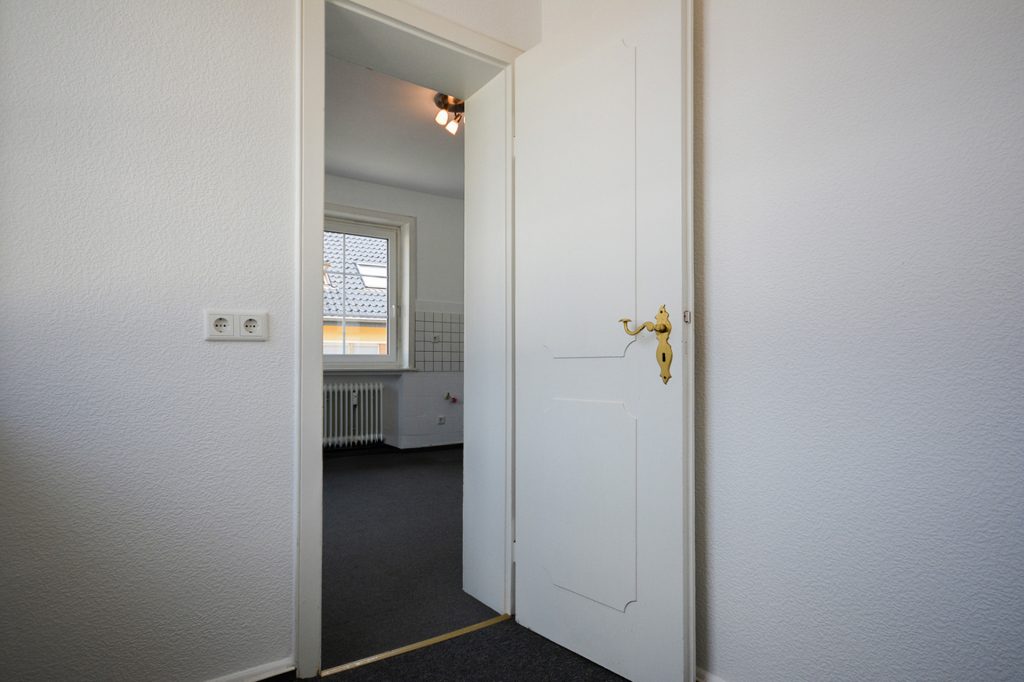 Gütelhöfer Immobilien - Immobilienangebot - Alfter - Alle - Helles Wohngefühl auf 82 m²! Renovierte 2-Zimmer-Wohnung mit PKW-Stellplatz in zentraler Lage