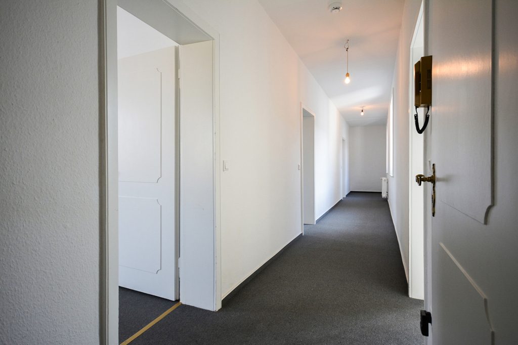 Gütelhöfer Immobilien - Immobilienangebot - Alfter - Alle - Helles Wohngefühl auf 82 m²! Renovierte 2-Zimmer-Wohnung mit PKW-Stellplatz in zentraler Lage