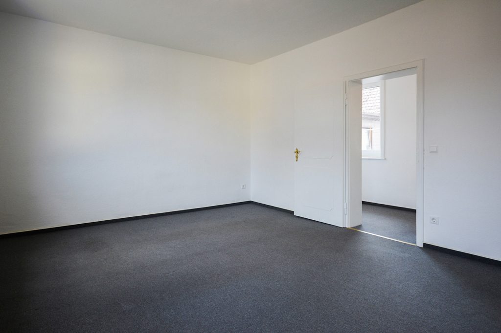 Gütelhöfer Immobilien - Immobilienangebot - Alfter - Alle - Helles Wohngefühl auf 82 m²! Renovierte 2-Zimmer-Wohnung mit PKW-Stellplatz in zentraler Lage