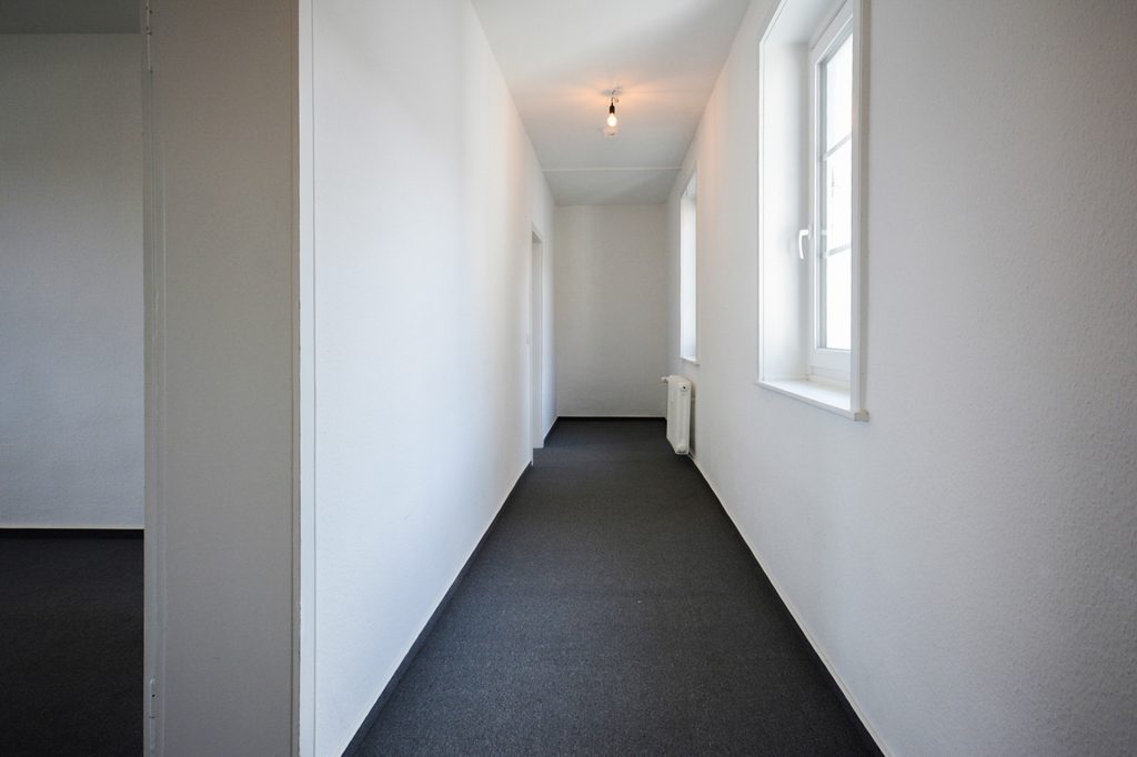 Gütelhöfer Immobilien - Immobilienangebot - Alfter - Alle - Helles Wohngefühl auf 82 m²! Renovierte 2-Zimmer-Wohnung mit PKW-Stellplatz in zentraler Lage