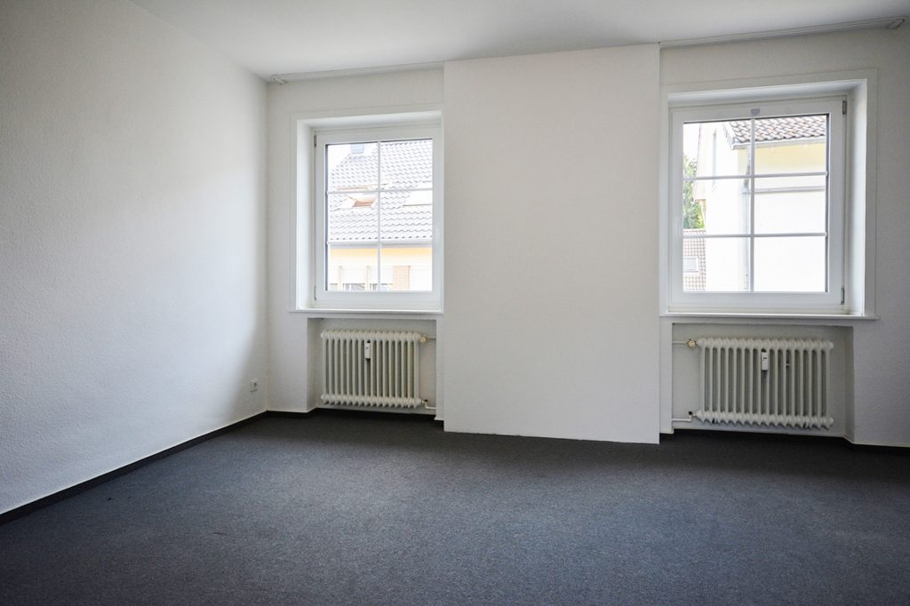 Gütelhöfer Immobilien - Immobilienangebot - Alfter - Alle - Helles Wohngefühl auf 82 m²! Renovierte 2-Zimmer-Wohnung mit PKW-Stellplatz in zentraler Lage
