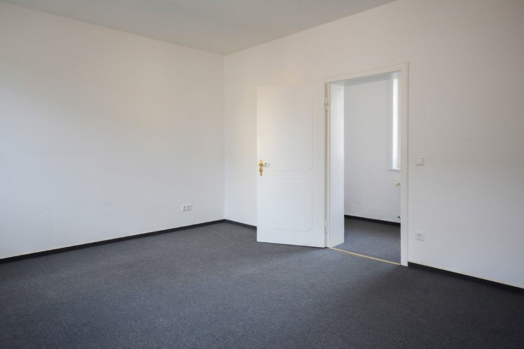 Gütelhöfer Immobilien - Immobilienangebot - Alfter - Alle - Helles Wohngefühl auf 82 m²! Renovierte 2-Zimmer-Wohnung mit PKW-Stellplatz in zentraler Lage