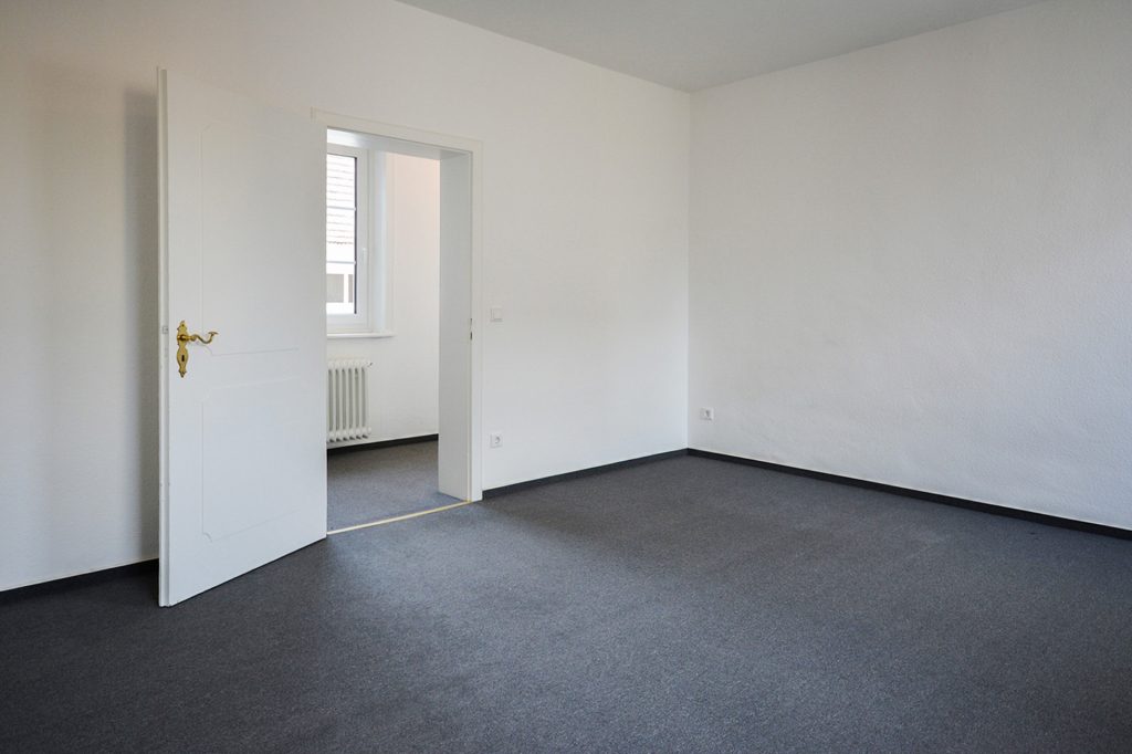 Gütelhöfer Immobilien - Immobilienangebot - Alfter - Alle - Helles Wohngefühl auf 82 m²! Renovierte 2-Zimmer-Wohnung mit PKW-Stellplatz in zentraler Lage
