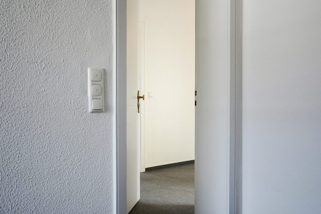 Gütelhöfer Immobilien - Immobilienangebot - Alfter - Alle - Helles Wohngefühl auf 82 m²! Renovierte 2-Zimmer-Wohnung mit PKW-Stellplatz in zentraler Lage