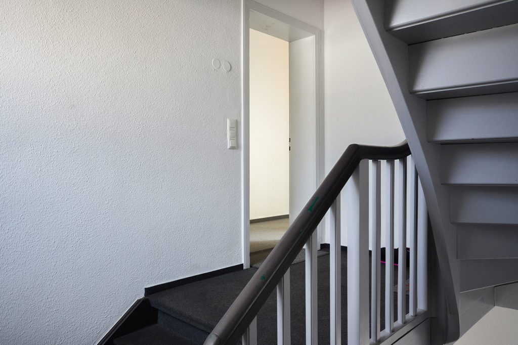 Gütelhöfer Immobilien - Immobilienangebot - Alfter - Alle - Helles Wohngefühl auf 82 m²! Renovierte 2-Zimmer-Wohnung mit PKW-Stellplatz in zentraler Lage