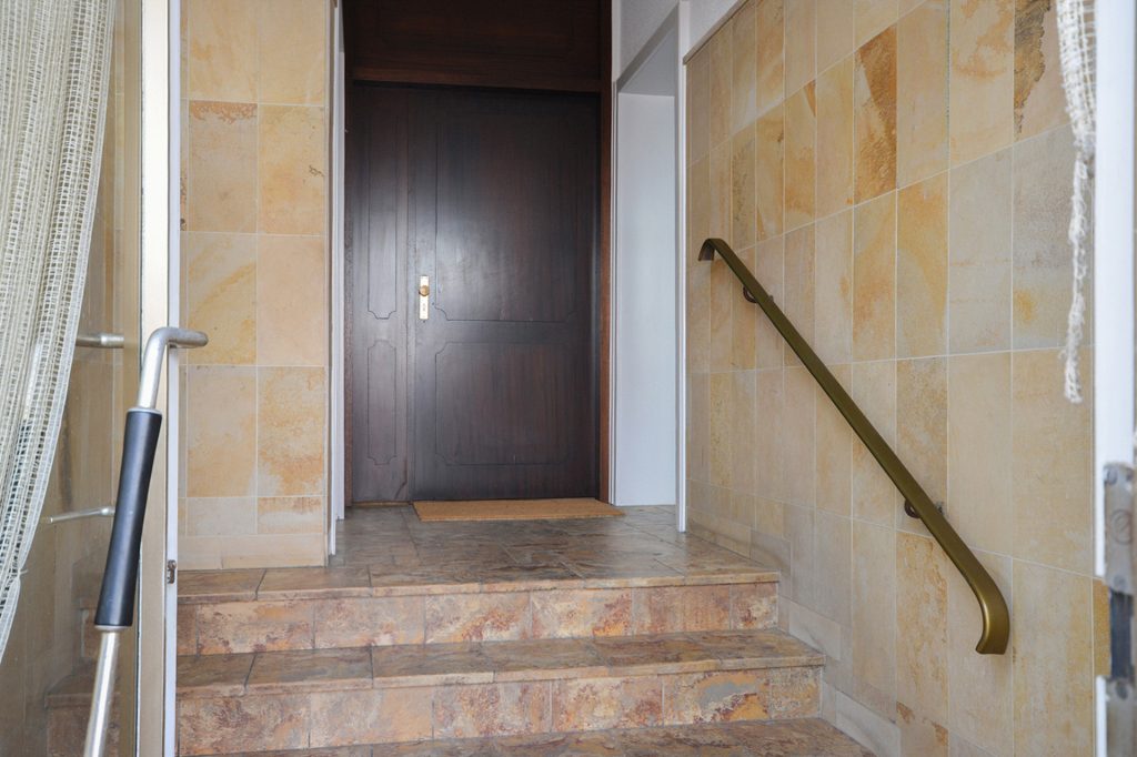 Gütelhöfer Immobilien - Immobilienangebot - Alfter - Alle - Helles Wohngefühl auf 82 m²! Renovierte 2-Zimmer-Wohnung mit PKW-Stellplatz in zentraler Lage