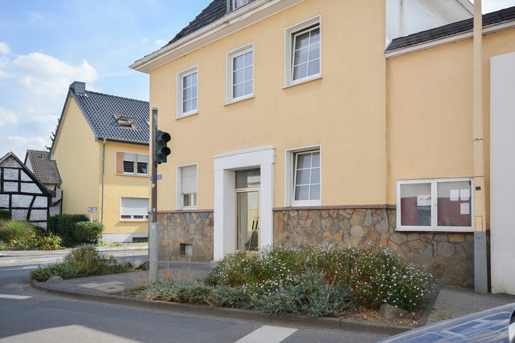 Gütelhöfer Immobilien - Immobilienangebot - Alfter - Alle - Helles Wohngefühl auf 82 m²! Renovierte 2-Zimmer-Wohnung mit PKW-Stellplatz in zentraler Lage