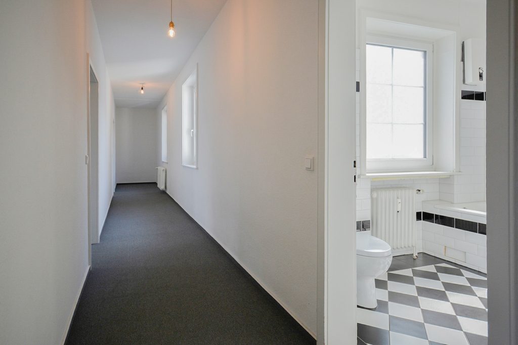 Gütelhöfer Immobilien - Immobilienangebot - Alfter - Alle - Helles Wohngefühl auf 82 m²! Renovierte 2-Zimmer-Wohnung mit PKW-Stellplatz in zentraler Lage