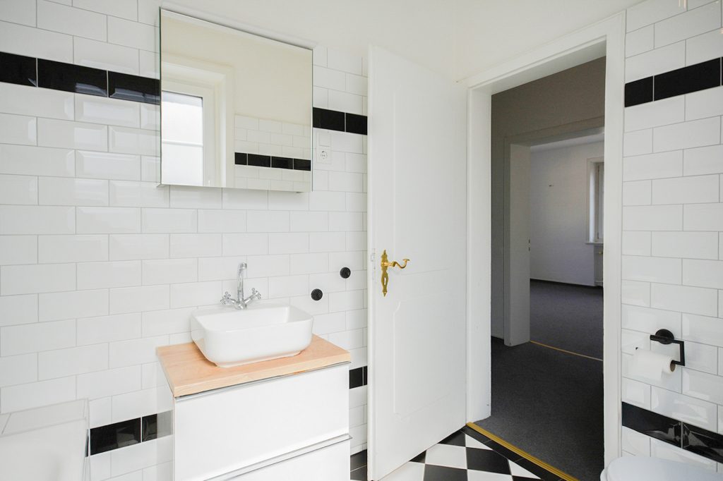Gütelhöfer Immobilien - Immobilienangebot - Alfter - Alle - Helles Wohngefühl auf 82 m²! Renovierte 2-Zimmer-Wohnung mit PKW-Stellplatz in zentraler Lage