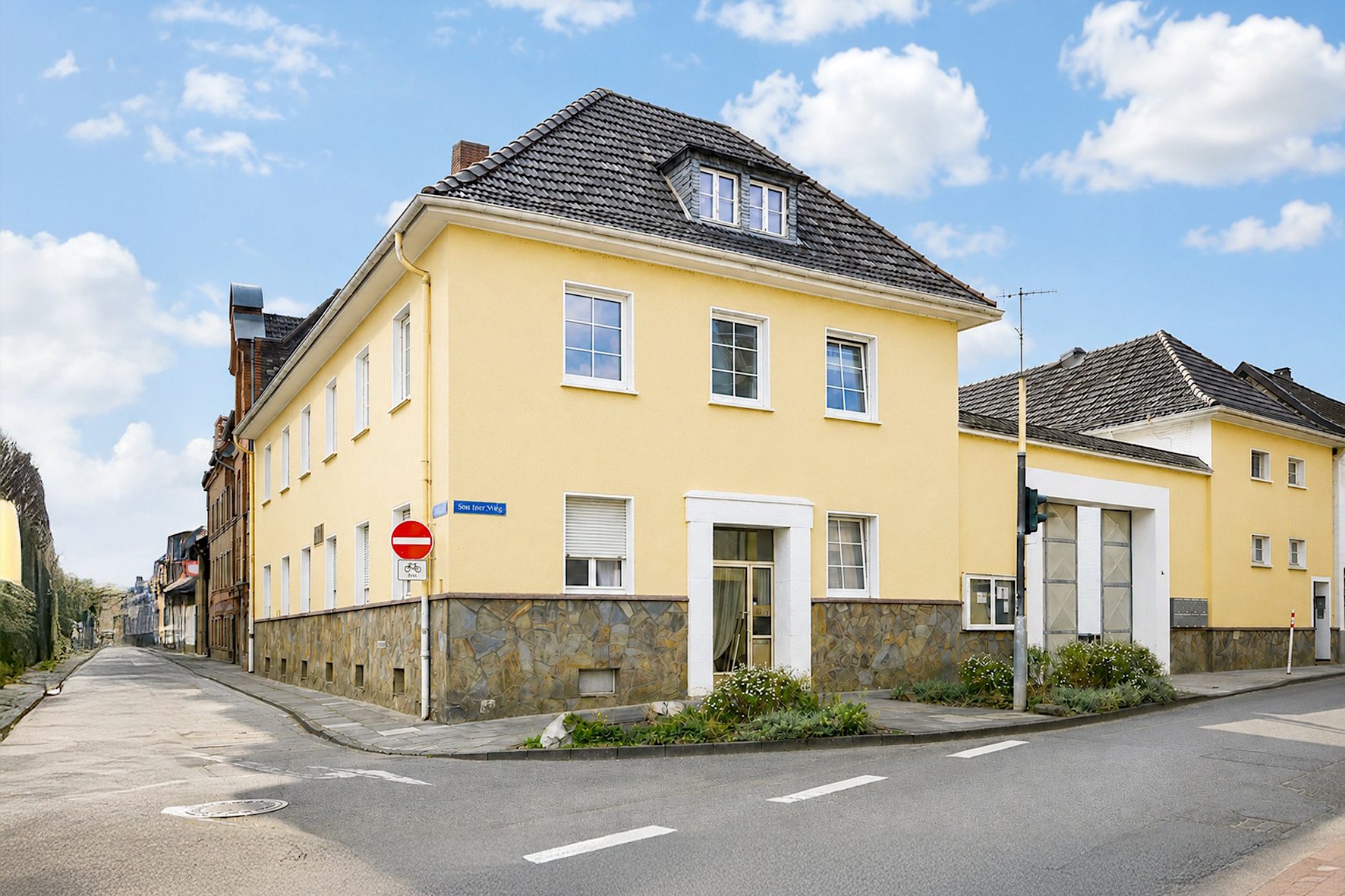 Gütelhöfer Immobilien - Immobilienangebot - Alfter - Alle - Helles Wohngefühl auf 82 m²! Renovierte 2-Zimmer-Wohnung mit PKW-Stellplatz in zentraler Lage