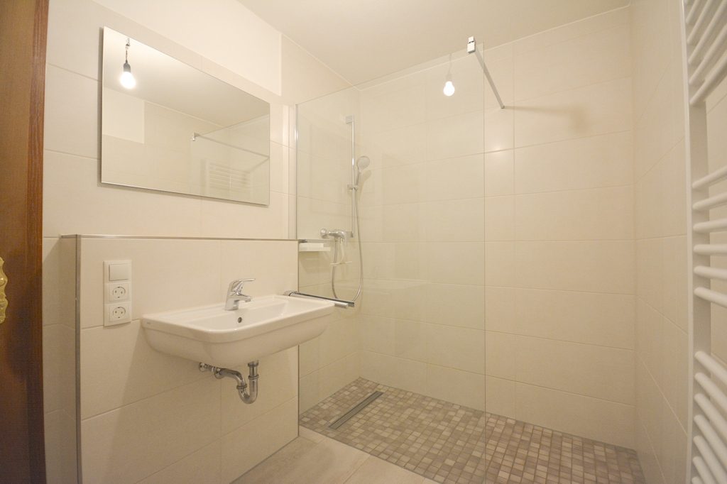 Gütelhöfer Immobilien - Immobilienangebot - Alfter - Alle - Bezugsfreie und großzügige Dreiraumwohnung mit Balkon und Stellplatz in zentraler Lage von Alfter