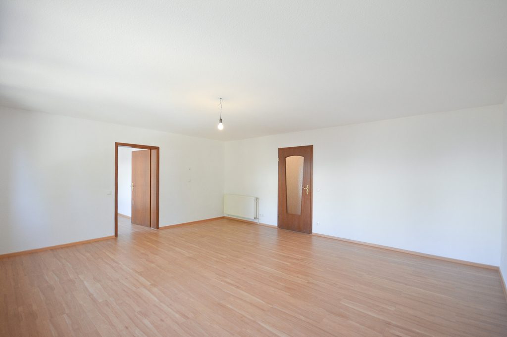 Gütelhöfer Immobilien - Immobilienangebot - Alfter - Alle - Bezugsfreie und großzügige Dreiraumwohnung mit Balkon und Stellplatz in zentraler Lage von Alfter