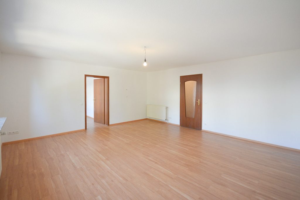Gütelhöfer Immobilien - Immobilienangebot - Alfter - Alle - Bezugsfreie und großzügige Dreiraumwohnung mit Balkon und Stellplatz in zentraler Lage von Alfter