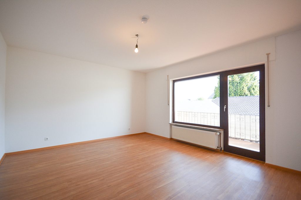 Gütelhöfer Immobilien - Immobilienangebot - Alfter - Alle - Bezugsfreie und großzügige Dreiraumwohnung mit Balkon und Stellplatz in zentraler Lage von Alfter