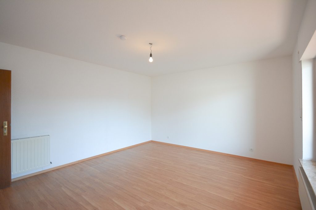 Gütelhöfer Immobilien - Immobilienangebot - Alfter - Alle - Bezugsfreie und großzügige Dreiraumwohnung mit Balkon und Stellplatz in zentraler Lage von Alfter