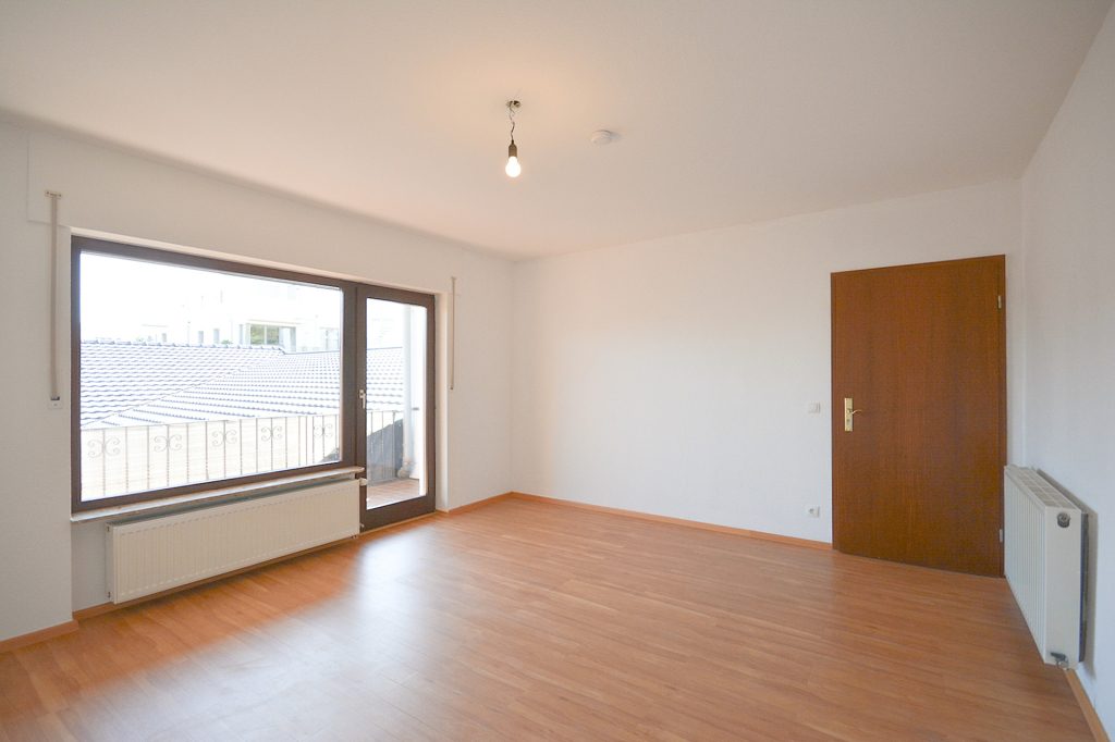 Gütelhöfer Immobilien - Immobilienangebot - Alfter - Alle - Bezugsfreie und großzügige Dreiraumwohnung mit Balkon und Stellplatz in zentraler Lage von Alfter