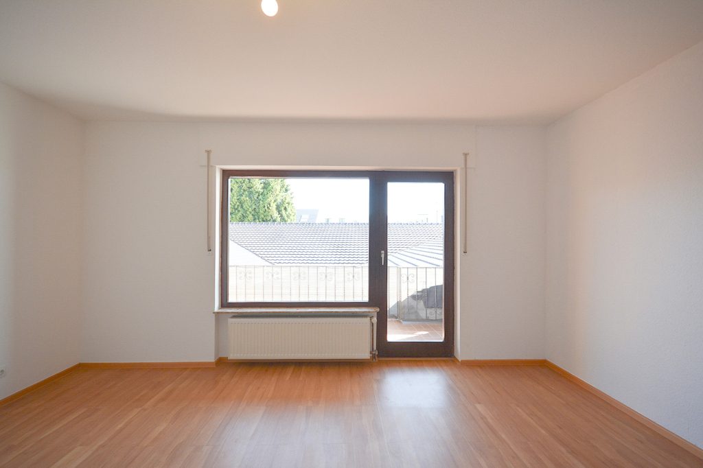 Gütelhöfer Immobilien - Immobilienangebot - Alfter - Alle - Bezugsfreie und großzügige Dreiraumwohnung mit Balkon und Stellplatz in zentraler Lage von Alfter