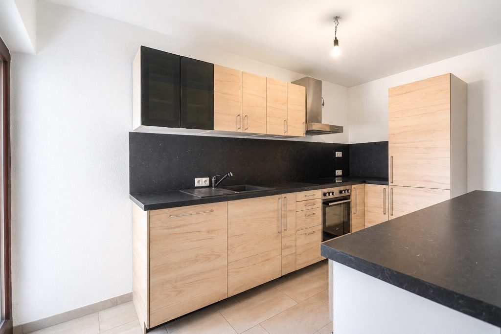 Gütelhöfer Immobilien - Immobilienangebot - Alfter - Alle - Bezugsfreie und großzügige Dreiraumwohnung mit Balkon und Stellplatz in zentraler Lage von Alfter