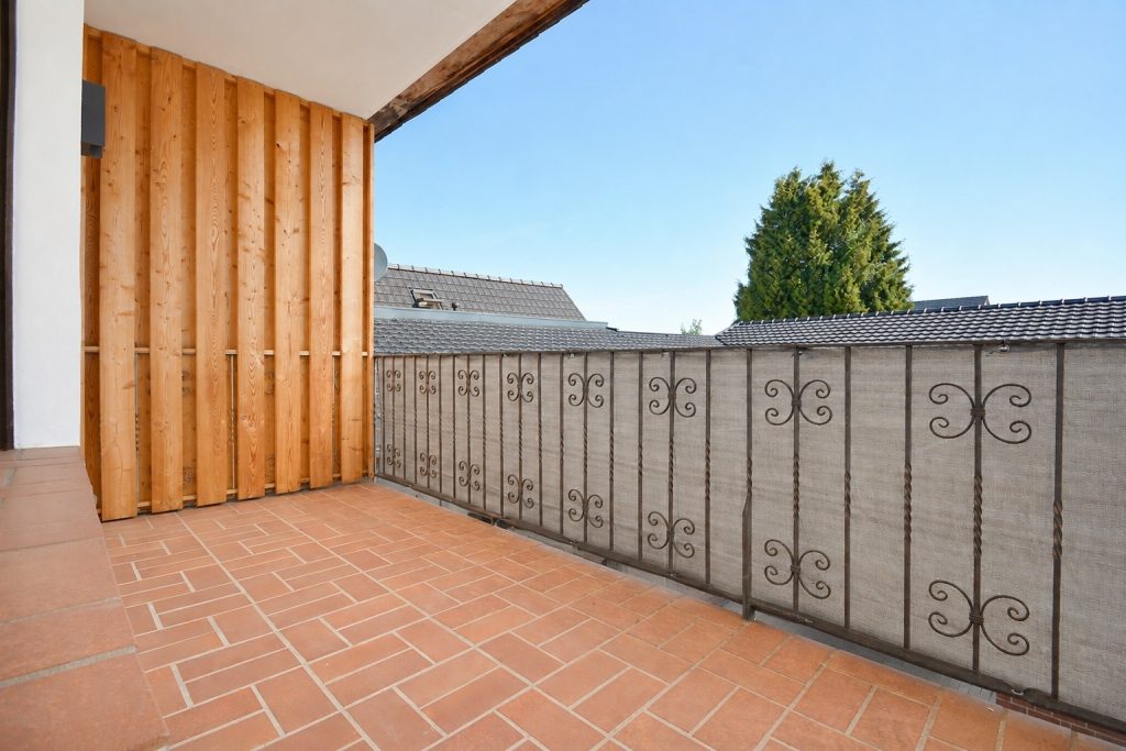 Gütelhöfer Immobilien - Immobilienangebot - Alfter - Alle - Bezugsfreie und großzügige Dreiraumwohnung mit Balkon und Stellplatz in zentraler Lage von Alfter