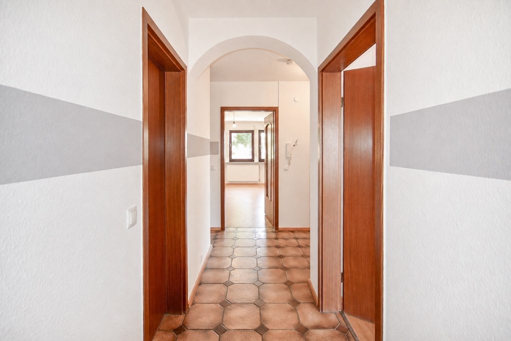 Gütelhöfer Immobilien - Immobilienangebot - Alfter - Alle - Bezugsfreie und großzügige Dreiraumwohnung mit Balkon und Stellplatz in zentraler Lage von Alfter