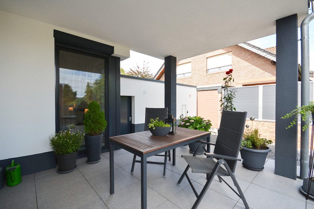 Gütelhöfer Immobilien - Immobilienangebot - Weilerswist / Lommersum - Alle - Neuwertige und großzügige Dreiraumwohnung mit Terrasse und Garage in Weilerswist / Lommersum