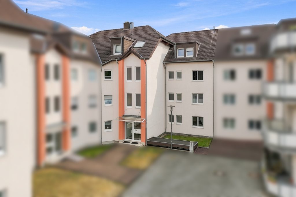 Gütelhöfer Immobilien - Immobilienangebot - Brühl - Alle - Bezugsfreie und stilvolle Erdgeschosswohnung mit Garten, Fußbodenheizung und Tiefgaragenstellplatz