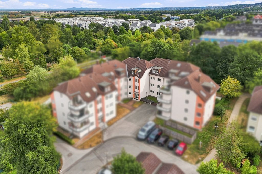 Gütelhöfer Immobilien - Immobilienangebot - Brühl - Alle - Bezugsfreie und stilvolle Erdgeschosswohnung mit Garten, Fußbodenheizung und Tiefgaragenstellplatz
