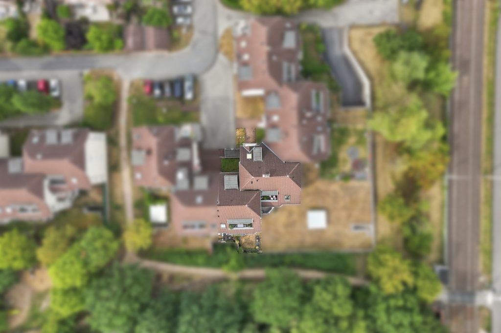 Gütelhöfer Immobilien - Immobilienangebot - Brühl - Alle - Bezugsfreie und stilvolle Erdgeschosswohnung mit Garten, Fußbodenheizung und Tiefgaragenstellplatz