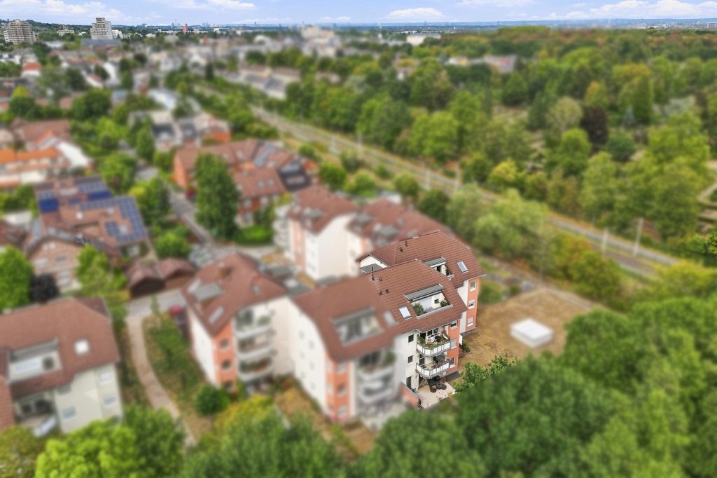 Gütelhöfer Immobilien - Immobilienangebot - Brühl - Alle - Bezugsfreie und stilvolle Erdgeschosswohnung mit Garten, Fußbodenheizung und Tiefgaragenstellplatz