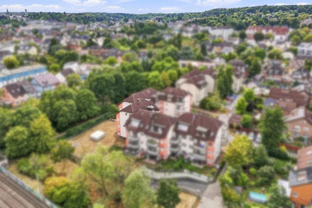 Gütelhöfer Immobilien - Immobilienangebot - Brühl - Alle - Bezugsfreie und stilvolle Erdgeschosswohnung mit Garten, Fußbodenheizung und Tiefgaragenstellplatz