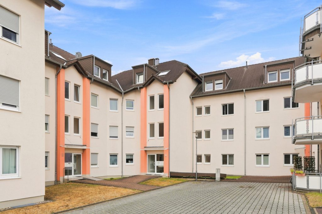 Gütelhöfer Immobilien - Immobilienangebot - Brühl - Alle - Bezugsfreie und stilvolle Erdgeschosswohnung mit Garten, Fußbodenheizung und Tiefgaragenstellplatz