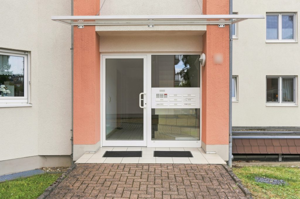 Gütelhöfer Immobilien - Immobilienangebot - Brühl - Alle - Bezugsfreie und stilvolle Erdgeschosswohnung mit Garten, Fußbodenheizung und Tiefgaragenstellplatz