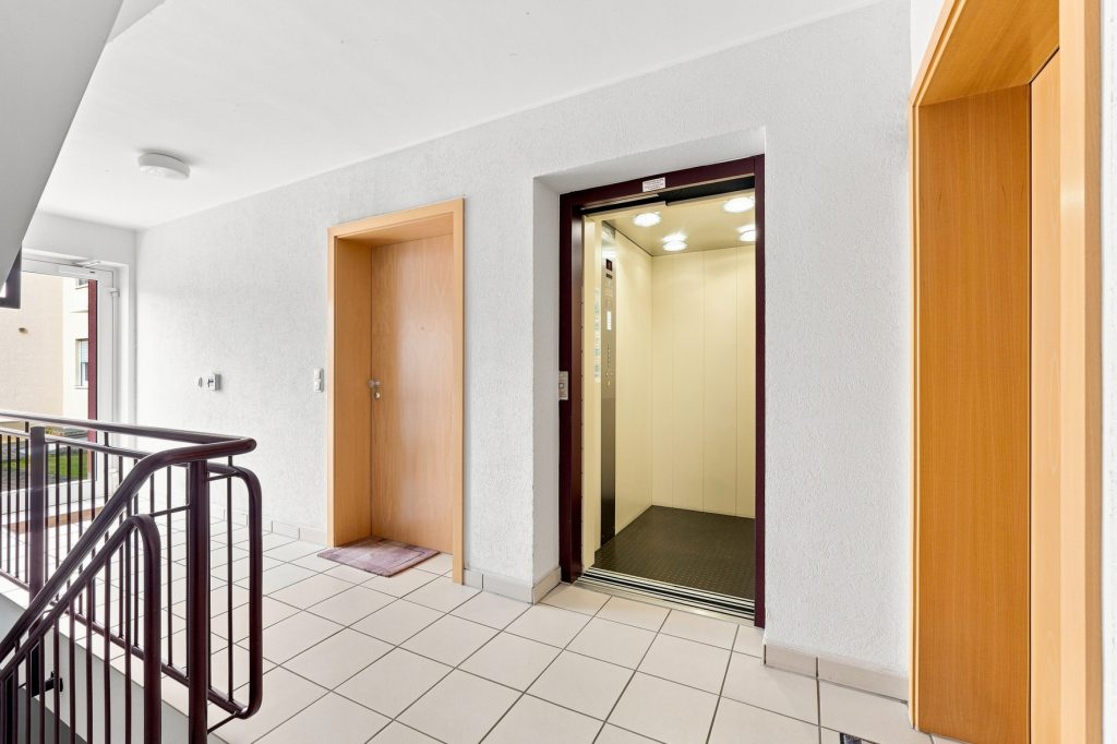 Gütelhöfer Immobilien - Immobilienangebot - Brühl - Alle - Bezugsfreie und stilvolle Erdgeschosswohnung mit Garten, Fußbodenheizung und Tiefgaragenstellplatz